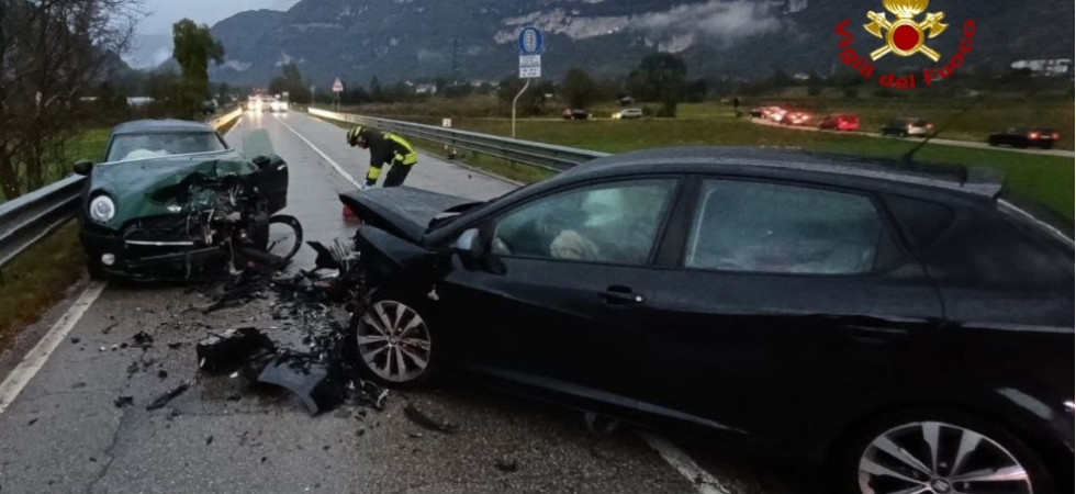 Scontro tra due auto, tre persone coinvolte nell'incidente