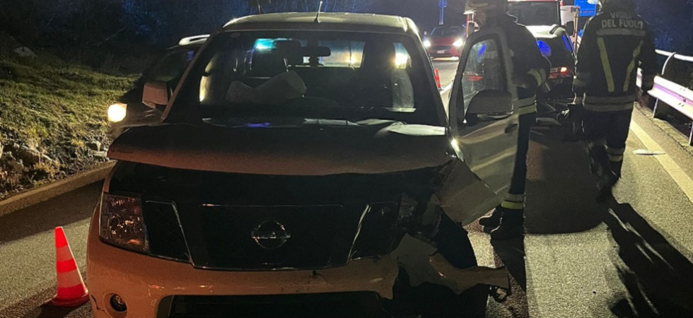 Frontale tra due auto sulla Gardesana all'altezza del bivio, un conducente portato all'ospedale