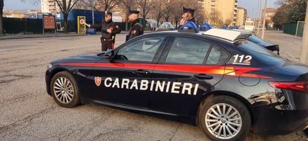 Ubriaco e con un coltello in mano, si denuda all'interno di un bar e resiste alle forze dell'ordine: arrestato un 30enne