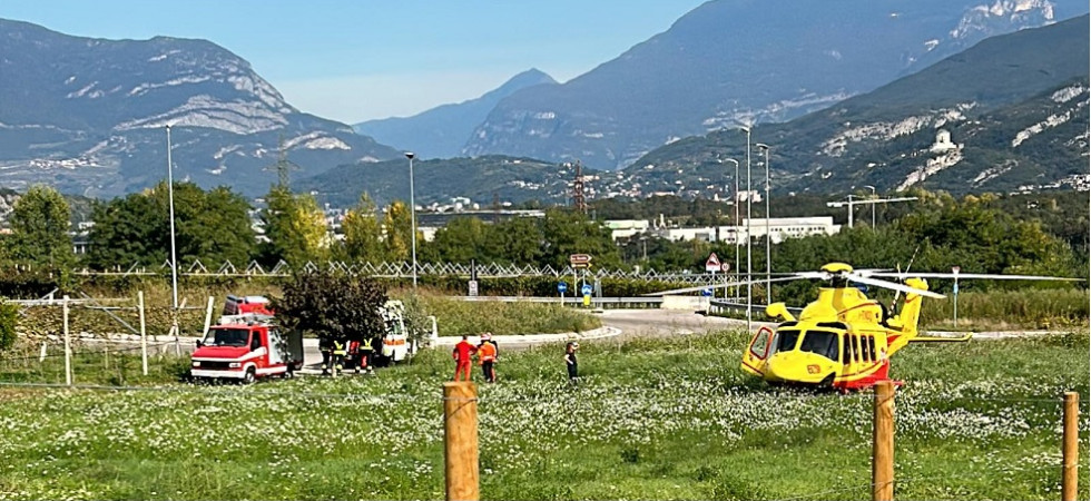 Spaventoso incidente in galleria, un camion si schianta contro un muro e l'autista resta incastrato tra le lamiere