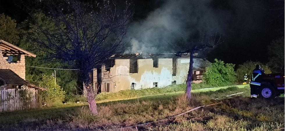 Incendio di un'abitazione (VIDEO E FOTO), decine di mezzi e di vigili del fuoco in azione per spegnere le fiamme