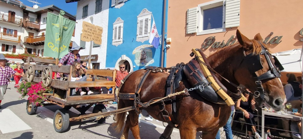 Grande entusiasmo per la Brava Part sull'Alpe Cimbra tra figuranti, carri, cori e bande: "Un evento unico nell'arco alpino"