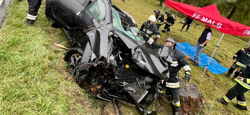 Esce di strada e abbatte la staccionata in legno: grave incidente sulla statale, soccorsi in azione