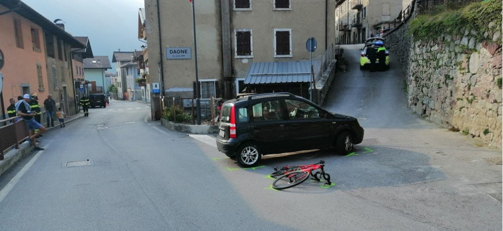 Scontro auto-bici sulle strade trentine, un ragazzo di 18 anni trasportato all'ospedale