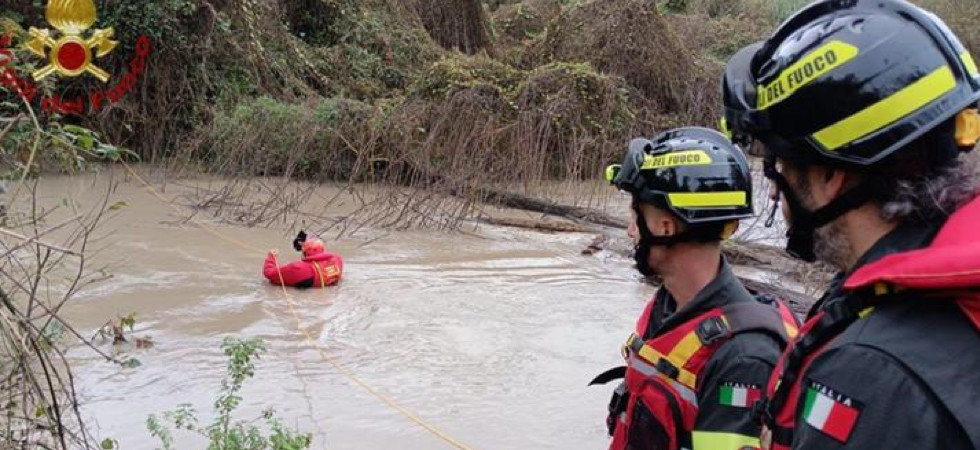 Rimane bloccato su un isolotto nell'Adige dopo una piena: recuperato dall'elisoccorso