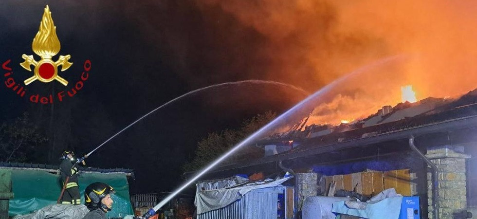 Dopo l'incendio crolla un muro e travolge un vigile del fuoco in servizio: un 43enne elitrasportato in ospedale