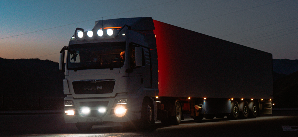 Parcheggiano i camion e cominciano a discutere e spintonarsi: feriti due autotrasportatori