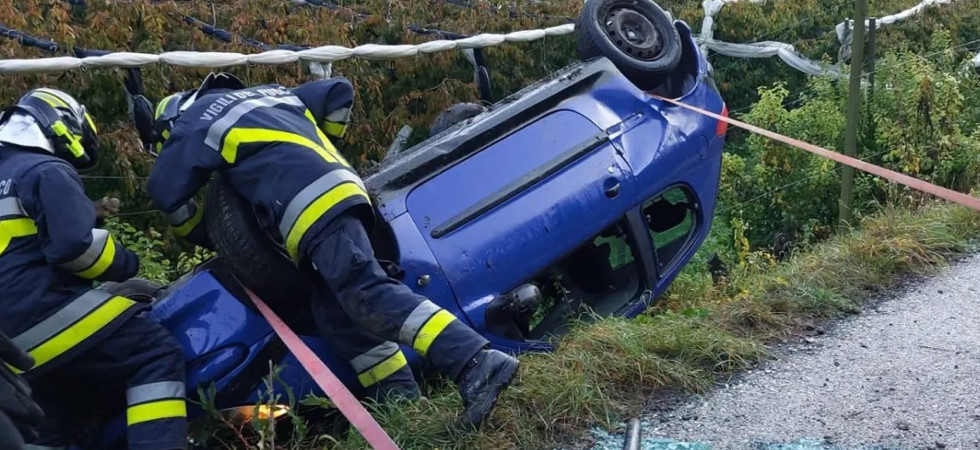Perde il controllo dell'auto e il mezzo si ribalta nelle campagne: l'intervento dei vigili del fuoco