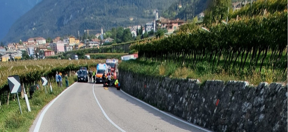 Schianto moto-camion sulla statale, un 26enne sbalzato sull'asfalto