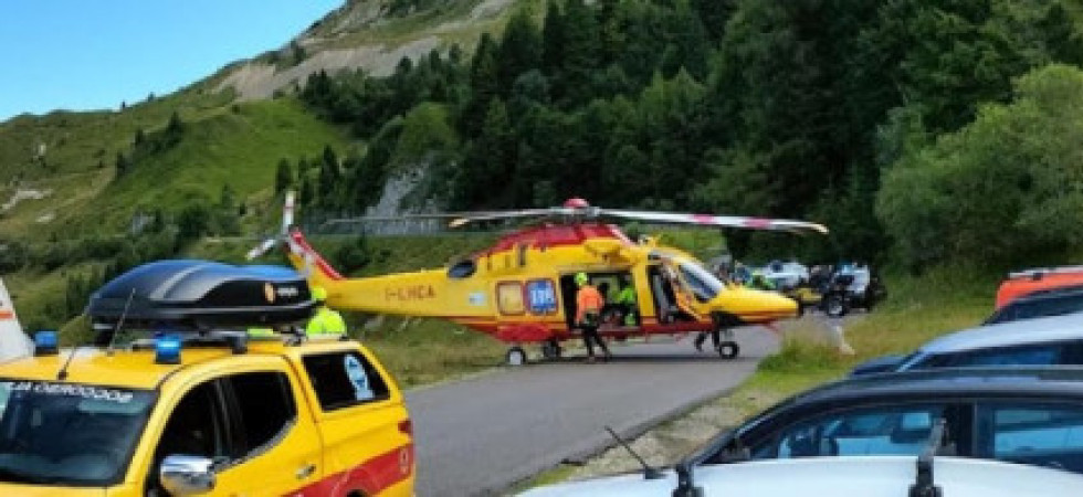 Cade a terra in bici in val di Ledro: grave una donna di 67 anni, elitrasportata al Santa Chiara