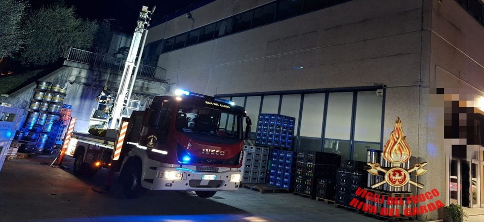 L'insegna del capannone viene avvolta dalle fiamme nel cuore della notte, l'allarme a Riva del Garda