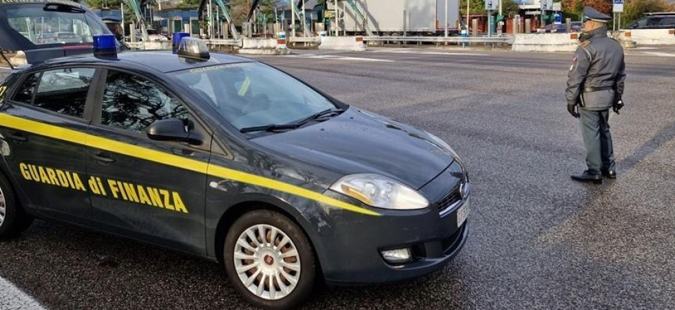 Evade dagli arrestati domiciliari e tenta di lasciare l'Italia, spacciatore bloccato al confine e portato in carcere