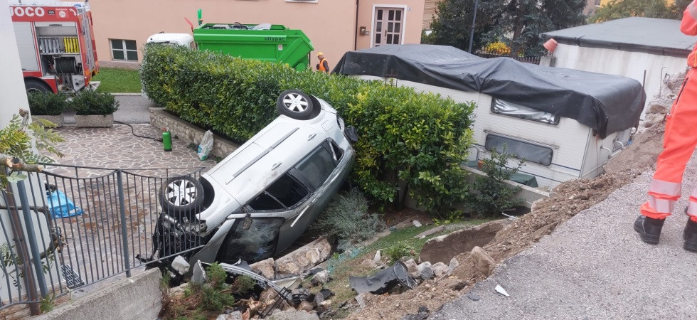 Tremendo incidente, coinvolti mamma e bambino: l'auto sfonda un muro e precipita nel giardino di una casa