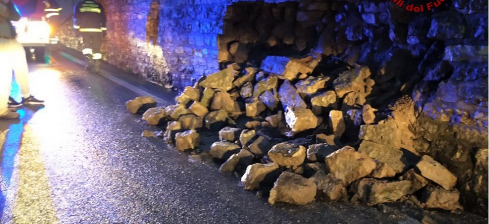 Un forte rumore e un muro crolla improvvisamente, le grosse pietre piombano sulla strada