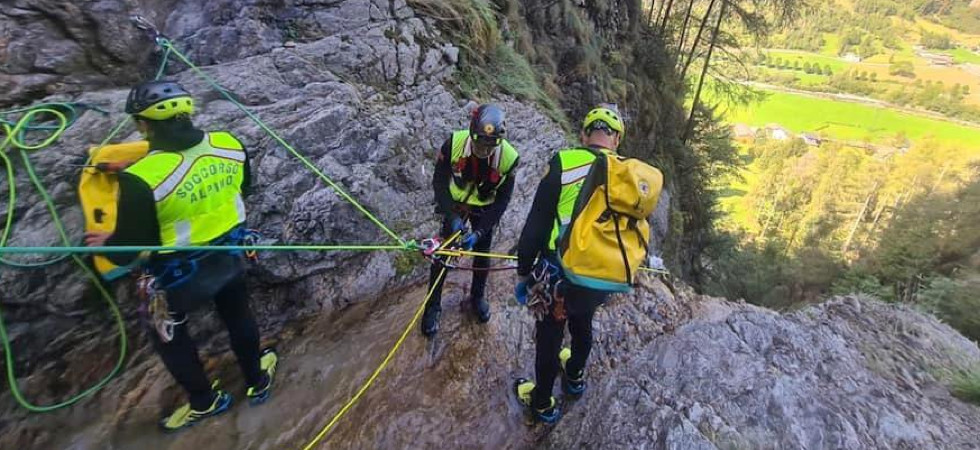 Cade sulla ferrata e riporta un trauma alla gamba: escursionista elitrasportata in ospedale