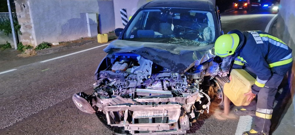 Perde il controllo dell'auto e il mezzo si schianta contro un muro, l'impatto violentissimo: intervengono dei vigli del fuoco