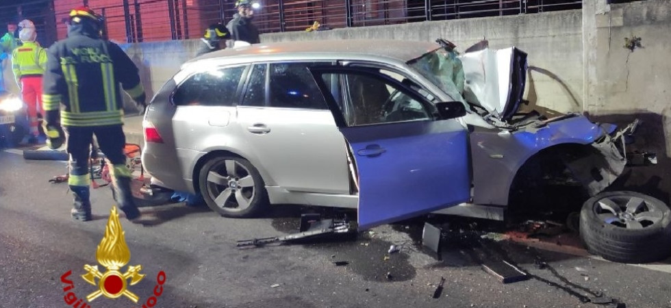 Tragedia nella notte, si schianta con l'auto contro un muro e perde la vita: la vittima è un ragazzo di 23 anni
