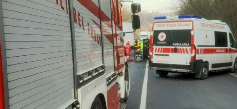 Sbanda con la moto e finisce oltre il guardrail: 21enne trasportato in ospedale