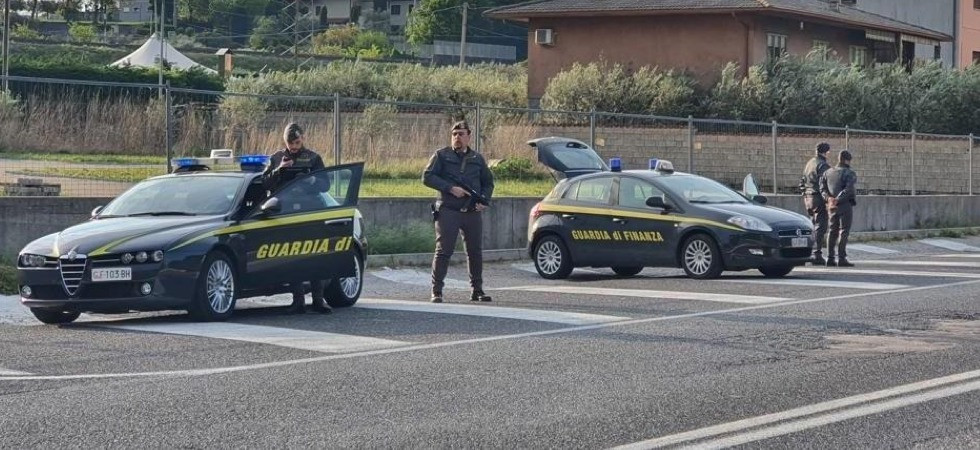 Non si ferma all'alt ma accelera rischiando di investire un finanziere: denunciato un 35enne