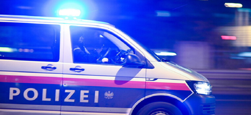 I genitori vanno a casa del figlio e lo trovano con un uomo morto in casa e danno l'allarme: un 54enne ucciso a coltellate