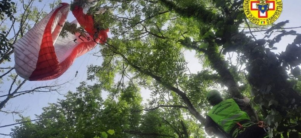 Foto d'archivio Precipita con il parapendio e rimane sospeso tra due piante sopra la mulattiera: soccorso un 44enne