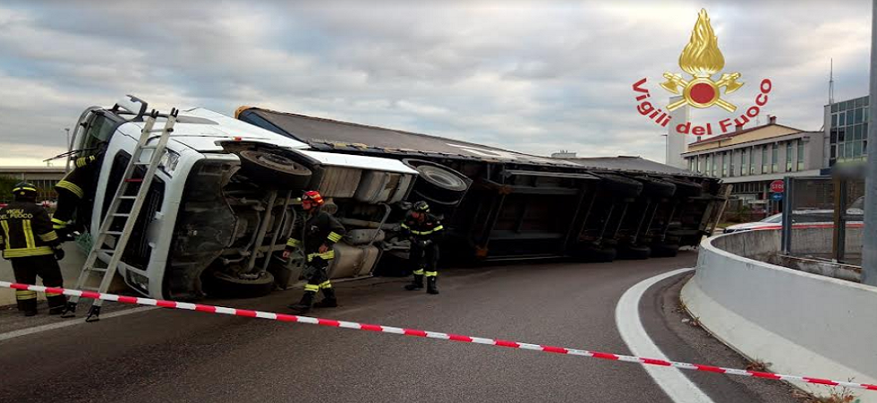 L'autotreno carico di patate si ribalta sul tornante e rimane in bilico sopra la strada