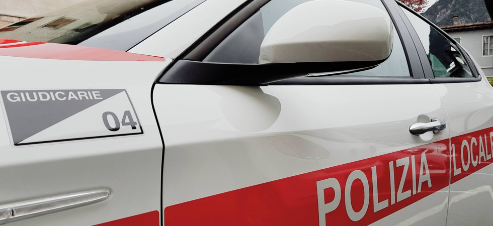 Fermato ubriaco (alle 8 del mattino) tra le fermate degli scuolabus: denunciato un 40enne a Tione