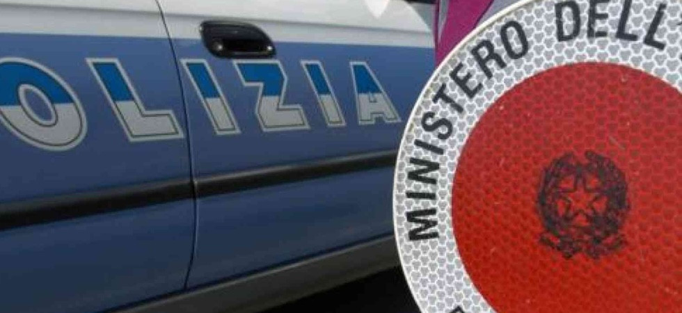 Due agenti incrociano un’auto incidentata in fuga sulla strada