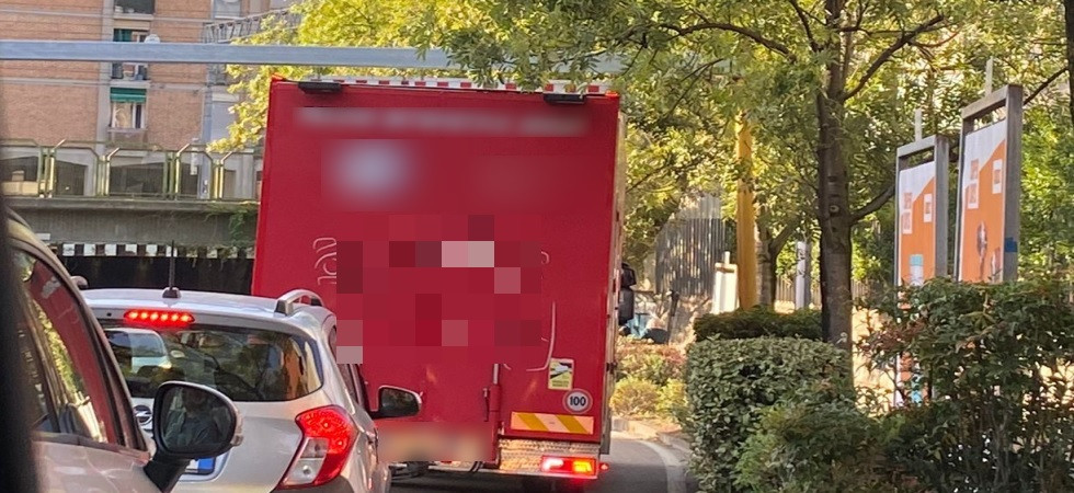 Code e rallentamenti, un camion non ci passa e blocca il sottopasso di via Fratelli Fontana