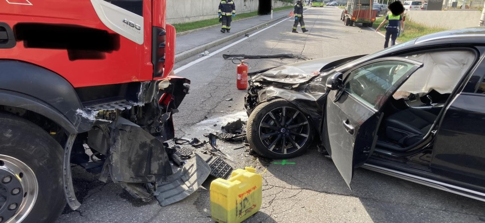 Violento schianto auto - camion, sul posto i vigili del fuoco e i soccorsi sanitari
