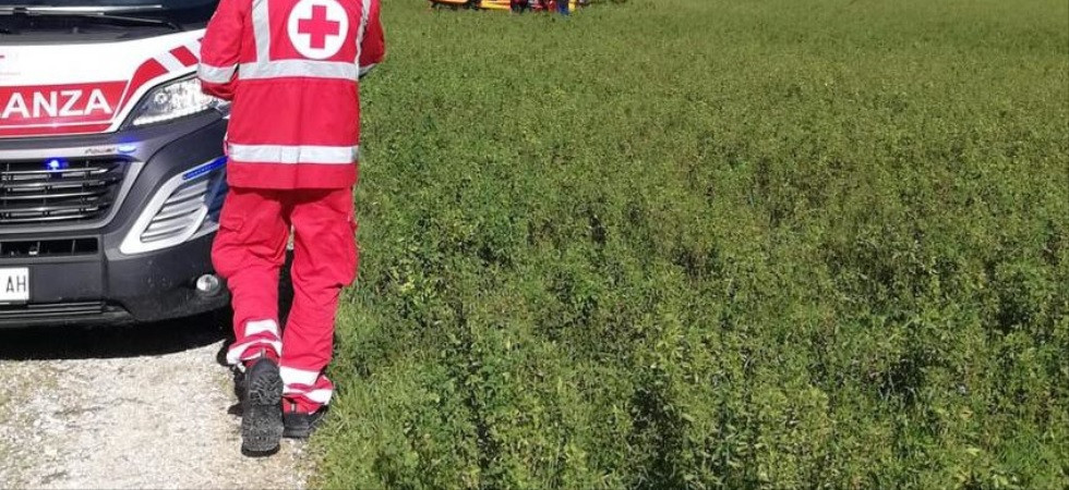 Dà fuoco a della carta in un campo ma viene investito dalle fiamme, gravissimo un uomo di 85 anni