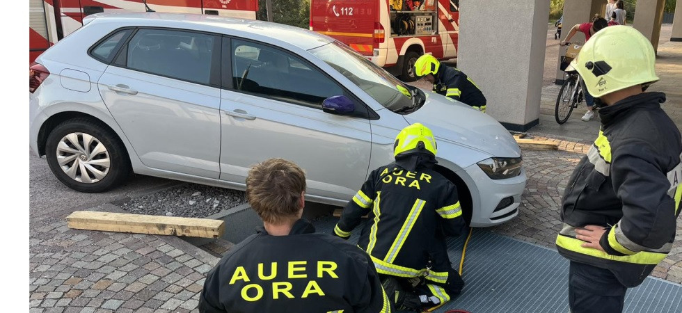 Sbaglia manovra e finisce con la macchina bloccata sugli scalini, l'intervento dei vigili del fuoco