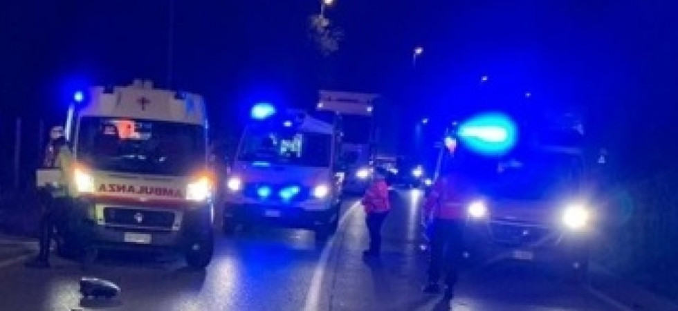 Schianto mortale, perde il controllo dell'auto e finisce violentemente contro il guardrail rimanendo incastrato fra le