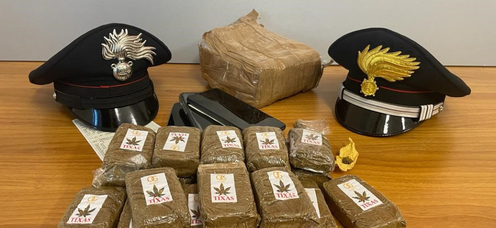 Posto di blocco dei carabinieri e una delle persone a bordo si lancia fuori dalla macchina e scappa con 2 chili di hashish