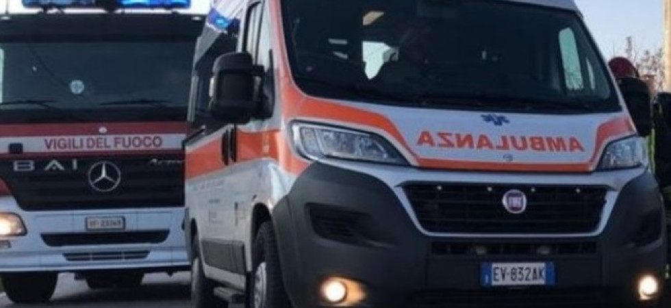 Dramma in un campo, anziano avvolto dalle fiamme mentre brucia della carta: è morto in ospedale, troppo gravi le ustioni