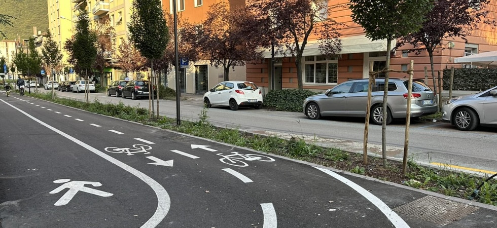 Lavori di asfaltatura in via Perini dopo la realizzazione della nuova ciclabile: ecco le modifiche alla viabilità