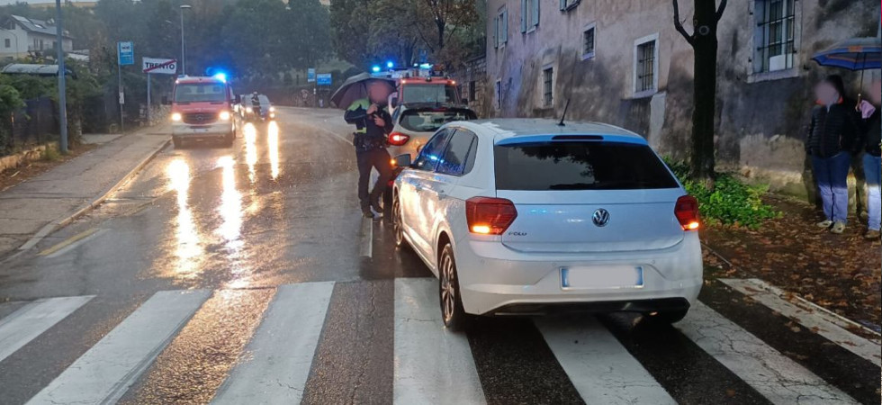 Doppio investimento a pochi metri di distanza, un 44enne e un bambino trasportati in ospedale: traffico in tilt