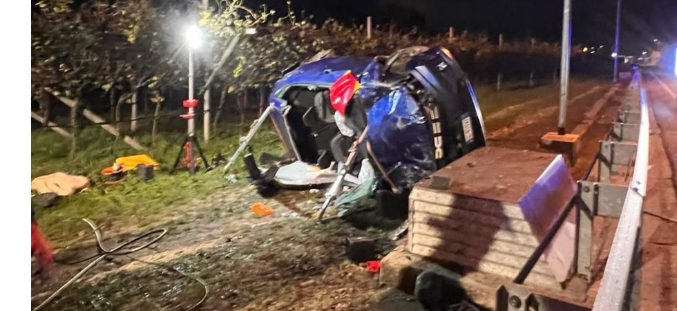 L'auto esce di strada e si ribalta, schianto nella notte: una persona incastrata fra le lamiere liberata con la pinza