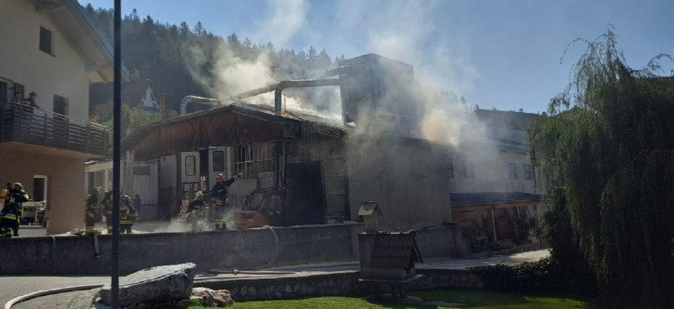 Una grossa colonna di fumo e le fiamme sul tetto, allarme incendio in una segheria