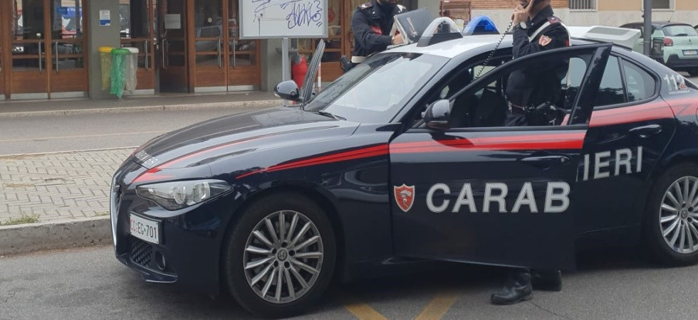 Inseguito dai carabinieri inciampa e cade sui binari: 34enne portato in salvo e poi arrestato per spaccio
