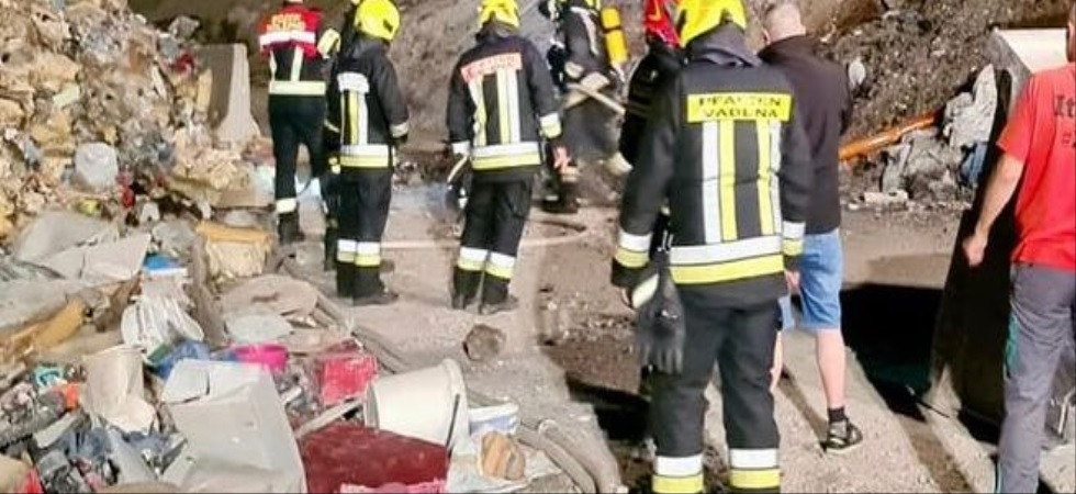 Principio d'incendio in una discarica, vigili del fuoco in azione nella notte