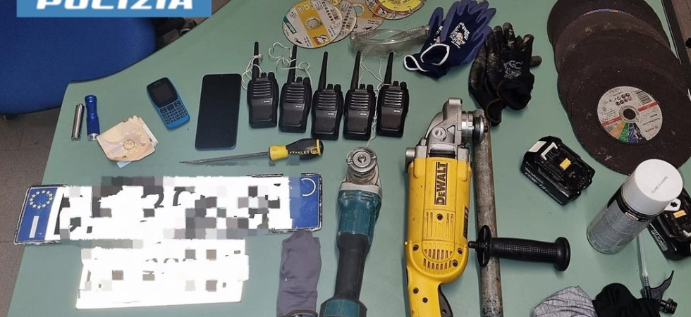 Fermati in autostrada dopo un furto in casa: nell'auto trovati 13 orologi (tra i quali anche Rolex e Cartier) e gioielli