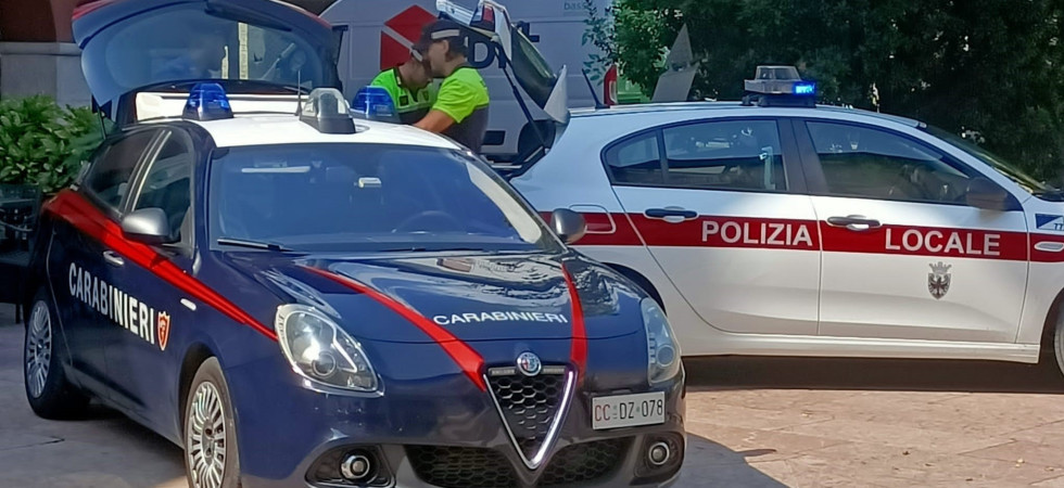 Controlli in centro, grazie al 'fiuto' dell'unità cinofila rinvenuto panetto da 100 grammi di hashish in una siepe nel parco