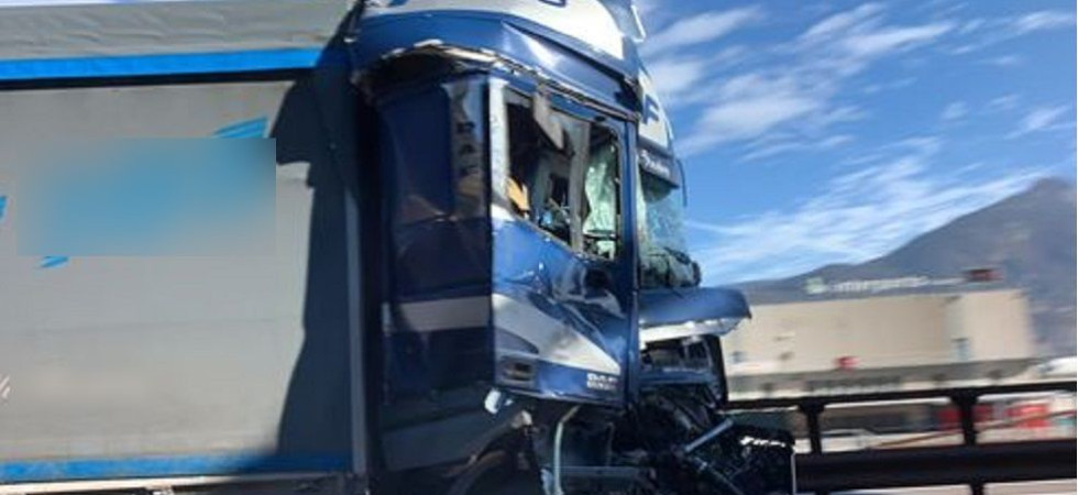Incidente sull'autostrada, tamponamento tra due mezzi pesanti