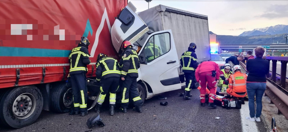 Pauroso schianto in A22, un furgone tampona un camion: distrutto il mezzo, miracolato il conducente