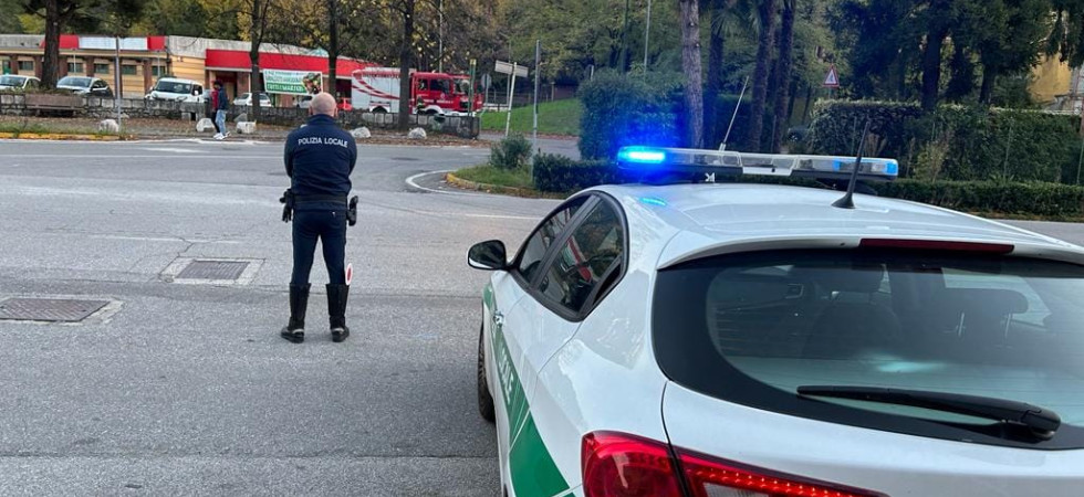 Alla guida di un'auto non assicurata e con la patente scaduta da 3 anni: nei guai un uomo