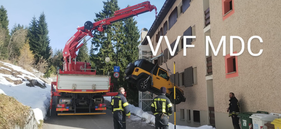Perde il controllo dell'auto e si schianta contro un'abitazione, intervento dei vigili del fuoco con il braccio meccanico