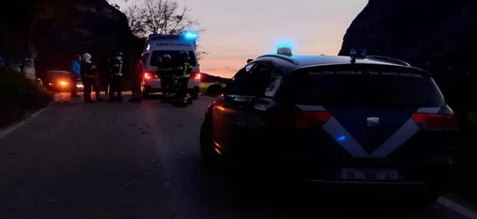 foto Polizia Giudicarie Incidente motociclistico: un 17enne tampona un'auto