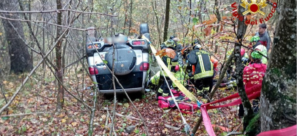 Precipita con la jeep nella scarpata e il mezzo si cappotta, un 30enne ricoverato all'ospedale