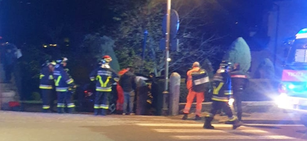 Perde il controllo dell'auto e finisce nel giardino di una casa, momenti di paura per un 46enne